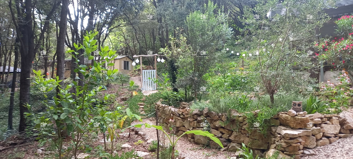 Due lotti arredati con case mobili – a 30 secondi dalla spiaggia – investimento di prima qualità in Istria